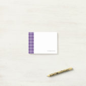 Violet ingecheckte achtergrond post-it® notes (Op bureau)