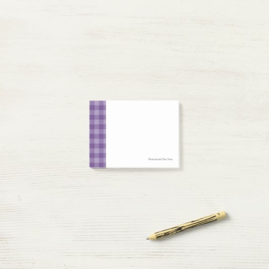 Violet ingecheckte achtergrond post-it® notes (Op bureau)