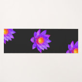 Violet Lotus Flowers op Black Yoga Mat (Voorkant (horizontaal))