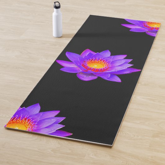 Violet Lotus Flowers op Black Yoga Mat (In situ)
