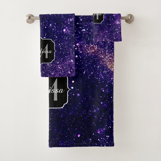 Violet paarse abstracte galaxy Custom Monogram Bad Handdoek (Insitu)