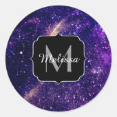 Violet paarse abstracte galaxy Custom Monogram Ronde Sticker (Voorkant)
