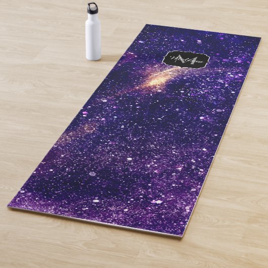 Violet paarse abstracte galaxy Custom Monogram Yogamat (In situ)