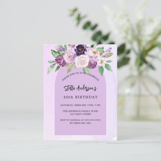 Violet paarse bloemen groen boog verjaardag uitnodiging briefkaart (Staand voorkant)