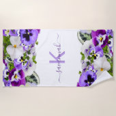 Violet paarse bloemen monogram naam script strandlaken (Voorkant)
