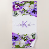 Violet paarse bloemen monogram naam script strandlaken (Voorkant)