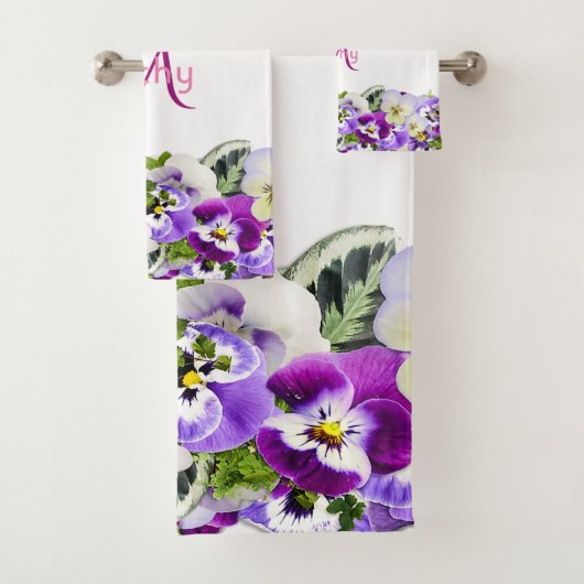 Violet paarse bloemen witte monogram bad handdoek (Insitu)