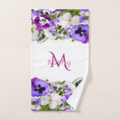 Violet paarse bloemen witte monogram bad handdoek (Handdoek)