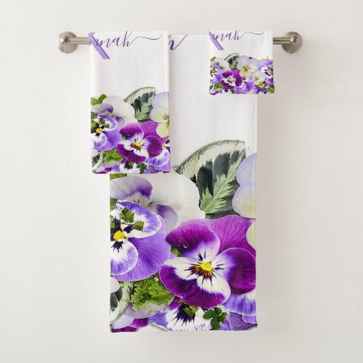 Violet paarse florals white monogram name script bad handdoek (Insitu)