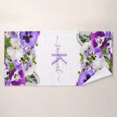 Violet paarse florals white monogram name script badhanddoek (Badhanddoek)