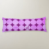 Violet, Paarse magenta & roze cirkels Monogram Lichaamskussen (Achterkant)