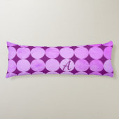 Violet, Paarse magenta & roze cirkels Monogram Lichaamskussen (Voorkant)