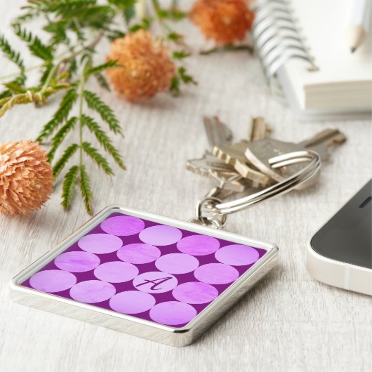 Violet, Paarse magenta & roze cirkels Monogram Sleutelhanger (Zijkant)