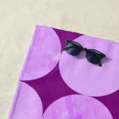 Violet, Paarse magenta & roze cirkels Monogram Strandlaken (In situ)