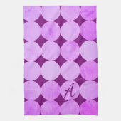 Violet, Paarse magenta & roze cirkels Monogram Theedoek (Verticaal)