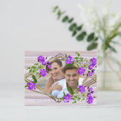 Violet-paarse Rozen op Roos-roze zijde Aankondigingskaart (Staand voorkant)