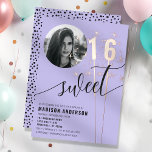 Violet Paarse Sparkler Sweet 16 Verjaardagsfoto Folie Uitnodiging<br><div class="desc">Maak een Sweet 16 extra speciaal met deze paarse uitnodiging, met sprankelende accenten en een aanpasbare fotooptie. Perfect voor een mijlpaal verjaardagsfeest, deze folie bevat details die een luxe tintje toevoegen. Personaliseer het met de naam van het verjaardagsmeisje, de details van het evenement en een favoriete foto om een gedenkwaardige...</div>