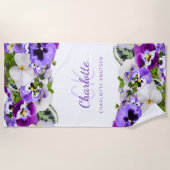 Violet paarse witte florale monogram naam strandlaken (Voorkant)