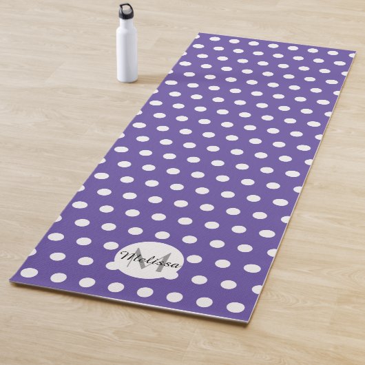 Violet paarse witte polka dot patroon Monogram Yogamat (In situ)