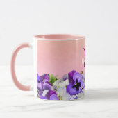 Violet pansiebloemen op perzik met monogram naam mok (Links)