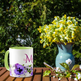 Violet pantserbloemen witte monogram mok