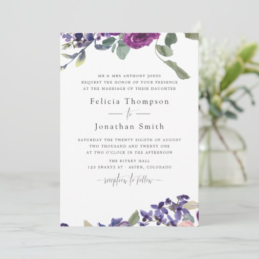 Violet-Plum Floral Wedding-uitnodiging Kaart (Staand voorkant)
