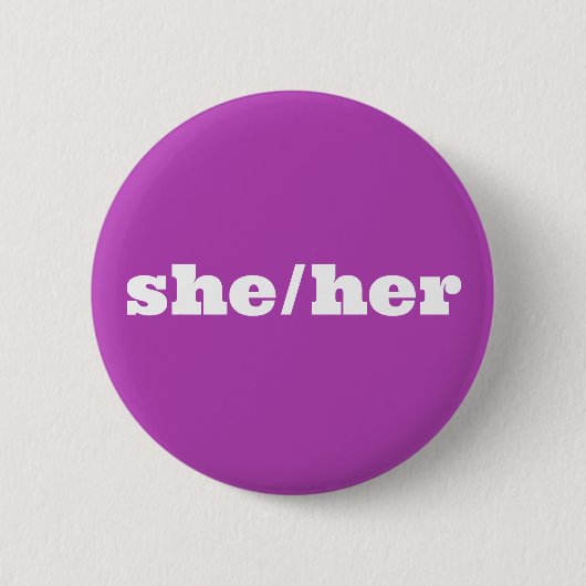 Violet Pronoun Button Zij/Haar (Voorkant)