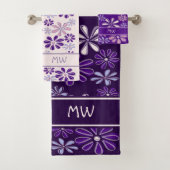 Violet Roze Indigo Bloem Doodle Monogrammed Bad Handdoek (Insitu)