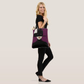 Violet Silence – Abstracte Godinnenkunst Tote Bag (Op model)