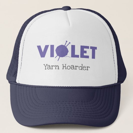 Violet Yarn Hoarder Trucker Pet (Voorkant)