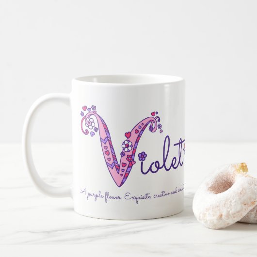 Violetnaam die decoratieve V-monogram-mok betekent Koffiemok (Met donut)