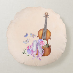 Violin, balletschoenen, bloemen en vlinders rond kussen