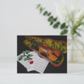 Violin en rode roos op zwarte achtergrond briefkaart (Staand voorkant)