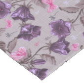 vioolbuisjes en roze vlinderpatroon tafelkleed (Gekanteld)