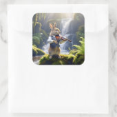 Vioolspelend konijn in prachtig regenwoud vierkante sticker (Tas)