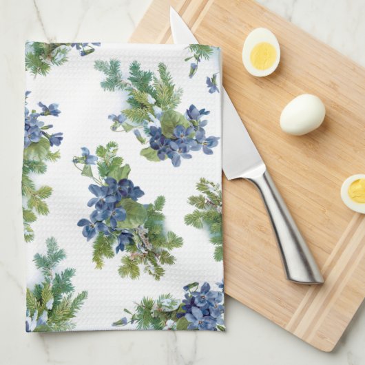 Viooltjes en sneeuwbedekte dennentakken theedoek (Quarter Fold)