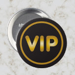 VIP-knopgoud op zwart Ronde Button 3,2 Cm<br><div class="desc">De knoop van VIP voor de Zeer Belangrijke Persoon bij uw gebeurtenis. Goudmetalen letters op een zwarte achtergrond met gouden cirkel geven dit ontwerp een traditionele,  maar elegante look.</div>