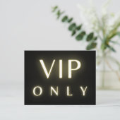 Vip only neon glanzende luxe tekst ontwerp briefkaart (Staand voorkant)