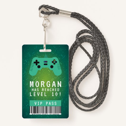 VIP-pas verjaardagsuitnodiging voor groene gamer Badge (Voorkant met draagriem)