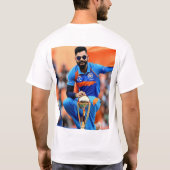 "Virat Kohli: Grenzen trotseren en ze domineren T-shirt (Achterkant)