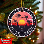 Virginia Beach USA Retro Sunset Souvenirs 80s Keramisch Ornament<br><div class="desc">Dit retro Virginia Beach of Virginia State ontwerp maakt een geweldig kerst- of verjaardagscadeau voor fans van Virginia Beach. Het retro zomervibes-ontwerp is een perfect cadeau voor reisliefhebbers en fans van tropische bestemmingen. - " U kunt deze sjabloon aanpassen en wijzigen door de tekst ervan aan te passen, te wijzigen...</div>