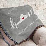 Virginia Home State Personalized Deken<br><div class="desc">Show een beetje trots op de thuisstaat met deze schattige, rotsgrijze deken met "thuis" in witte kalligrafie met een silhouetekaart van de staat Virginia die voor de letter "O." staat. Een rode hartillustratie binnen de staatskaart voltooit het ontwerp; u kunt de positie van het hart in uw thuisstad veranderen door...</div>