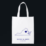 Virginia Wedding Welcome Bag, Navy Map Tas Boodschappentas<br><div class="desc">Een welkome cadeautas van een bruiloft met kaart-afbeelding. Je gasten zullen graag in hun hotel kijken en dit tas vinden vol met behandelingen die op hen wachten. U kunt het hart op de locatie van uw grote dag plaatsen met behulp van de functie "Pas verder aan".</div>