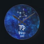 Virgo Zodiac Constellation Blue Galaxy Monogram Ronde Klok<br><div class="desc">Virgo Zodiac Constellation Blue Galaxy MonogramDesign Met trendy geborsteld Manuscript Font, Donkerblauwe hemelse achtergrondtextuur, gloeiende sterconstellatie en het meisjessymbool. Moderne Astrological Sign Birth Horoscope, is perfect voor elke Virgo Birthday van 23 augustus tot 22 september! Met optionele Monogrammed First Middle and Last Name Initiaal Letters (of laat het leeg). Maakt...</div>