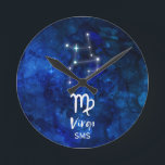Virgo Zodiac Constellation Blue Galaxy Monogram Ronde Klok<br><div class="desc">Virgo Zodiac Constellation Blue Galaxy MonogramDesign Met trendy geborsteld Manuscript Font, Donkerblauwe hemelse achtergrondtextuur, gloeiende sterconstellatie en het meisjessymbool. Moderne Astrological Sign Birth Horoscope, is perfect voor elke Virgo Birthday van 23 augustus tot 22 september! Met optionele Monogrammed First Middle and Last Name Initiaal Letters (of laat het leeg). Maakt...</div>
