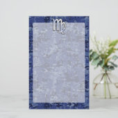 Virgo Zodiac Silver Sign op Navy Blue Digital Camo Briefpapier (Staand voorkant)