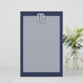 Virgo Zodiac-teken op Navy Blue Carbon Style Briefpapier (Staand voorkant)