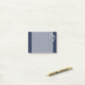 Virgo Zodiac-teken op Navy Blue Carbon Style Post-it® Notes (Op bureau)