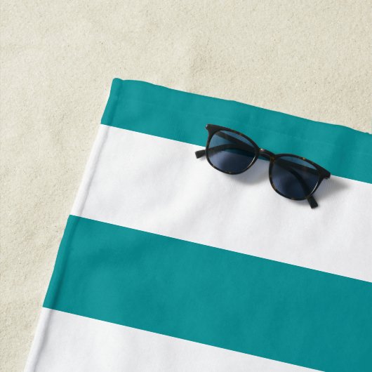 Viridiaangroen wit gestreept patroon strandlaken (In situ)