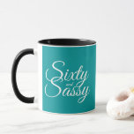 Viridian Green 60 en Sassy 60th Birthday Mok<br><div class="desc">Het vieren van het 60-jarig worden in stijl met dit moderne 60ste verjaardagsontwerp op een blauwe groene achtergrond, een chic 60ste verjaardagscadeau mok die je eenvoudig kunt personaliseren. De woorden zestig en assy worden geplaatst gebruikend modern manuscript. Neem contact met ons op via onze winkel als je hulp of overeenkomende...</div>